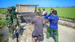Satgas TMMD Ke 129 Kodim 1404/Pinrang Dan Warga  Bahu Membahu Angkut Besi Dekker Di Desa Tanratuo