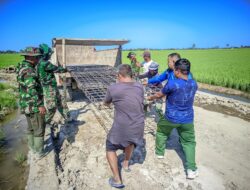 Satgas TMMD Ke 129 Kodim 1404/Pinrang Dan Warga  Bahu Membahu Angkut Besi Dekker Di Desa Tanratuo