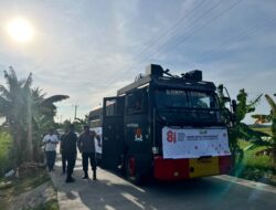Peduli Petani, Batalyon B Pelopor Brimob Distribusikan Air ke Sawah Warga Sidrap