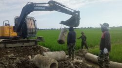 Percepat Penyelesaian Sasaran Fisik Satgas TMMD ke 129 Kodim 1494/Pinrang Kerahkan  Alat Berat Excakapator  Dilokasi Jalan Tani  Di Desa Tanratuo