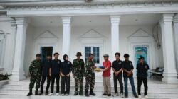 Wujudkan Masyarakat Sehat Dan Kompak, Satgas TMMD Ke 129 Kodim 1404/Pinrang Bagikan Alat Olahraga