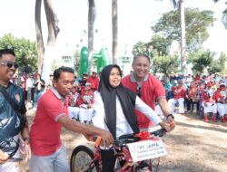 Semarak HUT RI ke 81, Kapolres Sidrap Jalan Sehat Bersama Ribuan Warga Sidrap