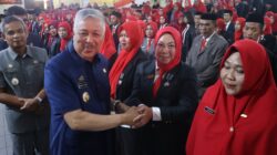 237 ASN Lingkup Pinrang Terima Penghargaan ” Satya Lencana Karya Satya ” Di Presiden RI Di Serahkan  Oleh Bupati Pinrang
