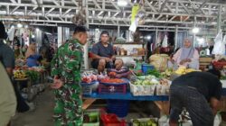 Babinsa Kelurahan Bangkai Pantau Ketersediaan dan Harga Sembako di Pasar Tradisional Lawawoi