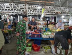 Babinsa Kelurahan Bangkai Pantau Ketersediaan dan Harga Sembako di Pasar Tradisional Lawawoi
