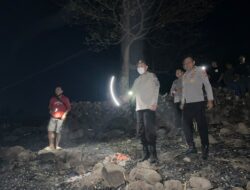 Tak Hanya Mengawal, Kapolres Sidrap Ikut Padamkan Api di Lahan Warga Lainungan