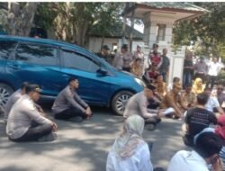 Kapolres Pinrang Dan Anggota DPRD Pinrang  Duduk Bareng Massa Aksi Di Aspal Panas, Soal Gas  LPG 3 Kg Yang Lagi  Langka