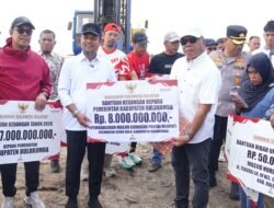 Gubernur Andi Sudirman Serahkan Bantuan Rp8 Miliar untuk Masjid Terapung Pantai Merpati Bulukumba