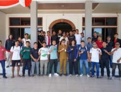 Sekda Pinrang Lepas Tim Kontingan Sepak Bola  Kabupaten Pinrang  Yang  Akan Mengikuti  Ajang Piala Gubernur