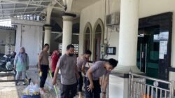 Kepedulian terhadap kebersihan lingkungan tempat ibadah kembali ditunjukkan oleh Polres Sidrap