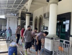 Kepedulian terhadap kebersihan lingkungan tempat ibadah kembali ditunjukkan oleh Polres Sidrap