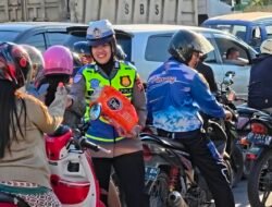 Polantas Sidrap Berbagi Air Minum Sasar Warga Antre BBM