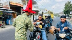Cegah ISPA Aibat Asap Karhutla, Kodim 1404/Pinrang Turun Ke Jalan Bagikan Masker Untuk Warga