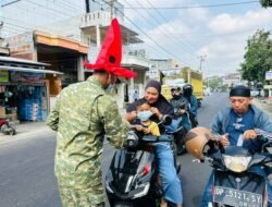 Cegah ISPA Aibat Asap Karhutla, Kodim 1404/Pinrang Turun Ke Jalan Bagikan Masker Untuk Warga
