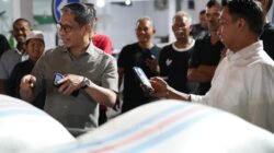 Berhasil Panen di Tengah Kemarau, Petani Hadiahkan Dua Karung Gabah untuk Bupati