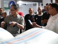 Berhasil Panen di Tengah Kemarau, Petani Hadiahkan Dua Karung Gabah untuk Bupati