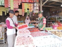 Kawal Stabilitas Harga Pokok, Babinsa Koramil 1420-05/Dua Pitue Pantau Pasar Sentral Sidrap