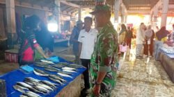 Babinsa Pantau Harga Sembako di Pasar Sentral Bilokka