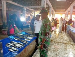 Babinsa Pantau Harga Sembako di Pasar Sentral Bilokka