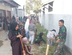 Babinsa Kelurahan Majjeling Bersama Staf Kelurahan dan Warga Gelar Karya Bakti Pembersihan Lingkungan