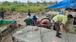 PEMBANGUNAN JEMBATAN GANTUNG SIPODECENG BERLANJUT, PEMASANGAN PONDASI KAIT ANGIN DAN PEMBESIAN BETON BLOCK PYLON DIKERJAKAN