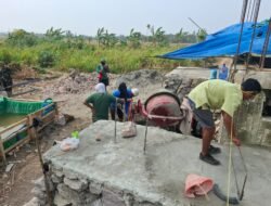 PEMBANGUNAN JEMBATAN GANTUNG SIPODECENG BERLANJUT, PEMASANGAN PONDASI KAIT ANGIN DAN PEMBESIAN BETON BLOCK PYLON DIKERJAKAN