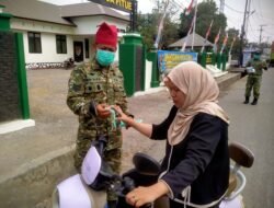 Cegah Dampak Asap Karhutla, Babinsa Kodim 1420/Sidrap Bagikan Masker kepada Warga