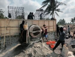 PERCEPAT PEMBANGUNAN JEMBATAN GANTUNG SIPODECENG, TNI DAN MASYARAKAT LAKSANAKAN PENGECORAN BETON BLOCK ANCHOR