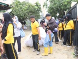 Polres Sidrap dan Warga Kompak Bersihkan Lingkungan