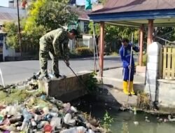 Babinsa Rijang Pitu Bersama Dinas Kebersihan Sidrap Gelar Karya Bakti Bersihkan Saluran Air