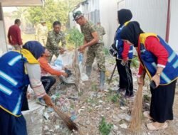 Antisipasi Banjir Saat Musim Hujan, Babinsa Koramil 1420-06/Pancarijang Bersama Warga Bersihkan Saluran Irigasi
