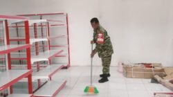 Dukung Kebersihan Fasilitas Koperasi, Babinsa Kelurahan Wala Laksanakan Pembersihan KDMP