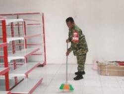 Dukung Kebersihan Fasilitas Koperasi, Babinsa Kelurahan Wala Laksanakan Pembersihan KDMP
